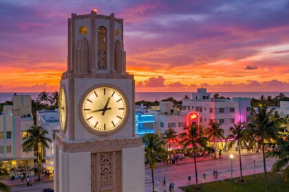 Reloj en Miami Beach marcando el cambio de horario de verano en Florida.