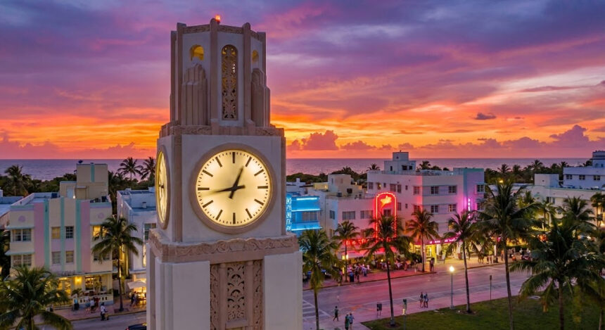 Reloj en Miami Beach marcando el cambio de horario de verano en Florida.