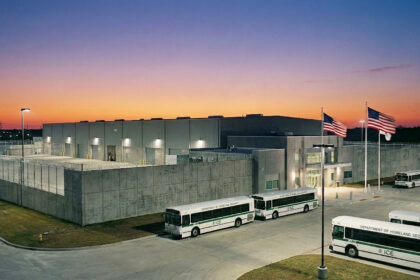 Almacén industrial masivo convertido en centro de detención de ICE en 2026.