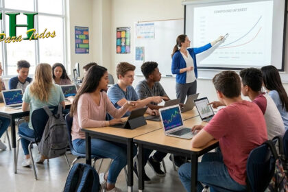 Estudiantes de secundaria aprendiendo finanzas con simuladores digitales en clase.