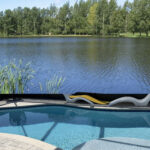 Una piscina residencial y un estanque de agua representando el peligro potencial de ahogamiento para niños con autismo.