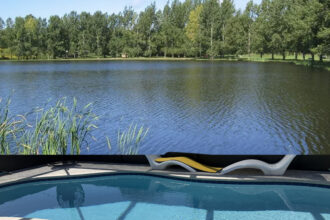 Una piscina residencial y un estanque de agua representando el peligro potencial de ahogamiento para niños con autismo.