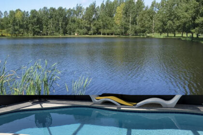 Una piscina residencial y un estanque de agua representando el peligro potencial de ahogamiento para niños con autismo.