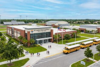 Edificio del Distrito Escolar en St. Lucie, representando los desafíos financieros del distrito.