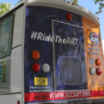 Autobús de tránsito regional en una estación del condado de St. Lucie, Florida, representando la Ruta 7.