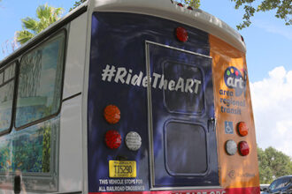 Autobús de tránsito regional en una estación del condado de St. Lucie, Florida, representando la Ruta 7.