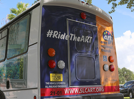 Autobús de tránsito regional en una estación del condado de St. Lucie, Florida, representando la Ruta 7.