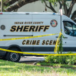 Cinta policial amarilla bloqueando el estacionamiento de la biblioteca de Vero Beach tras un tiroteo.