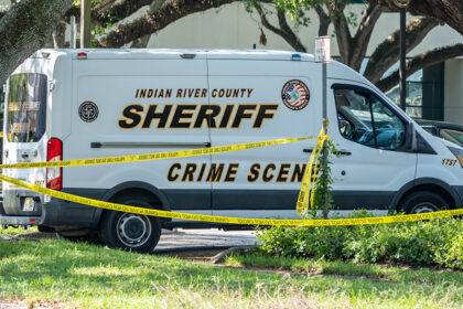Cinta policial amarilla bloqueando el estacionamiento de la biblioteca de Vero Beach tras un tiroteo.