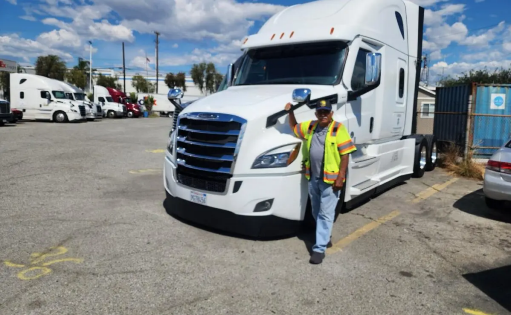 Caos en las Rutas: El Plan para Retirar 200,000 Licencias a Camioneros Inmigrantes en EE. UU.