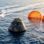 La cápsula Orion de la misión Artemis II flotando en el Océano Pacífico tras su exitoso regreso a la Tierra.