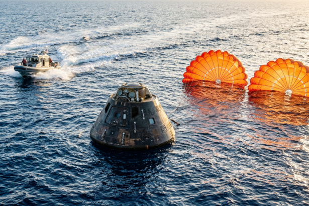 La cápsula Orion de la misión Artemis II flotando en el Océano Pacífico tras su exitoso regreso a la Tierra.