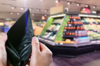 Crisis en el bolsillo hispano: El 63% de los latinos admite que "no llega a fin de mes"