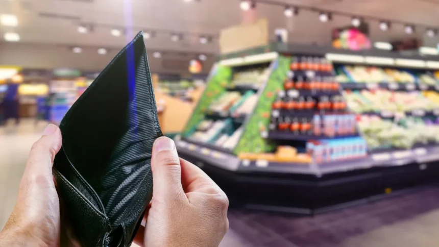 Crisis en el bolsillo hispano: El 63% de los latinos admite que "no llega a fin de mes"