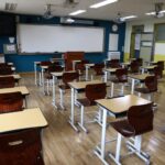 Salón de clases vacío de una escuela pública en Florida ilustrando los recortes de personal educativo.