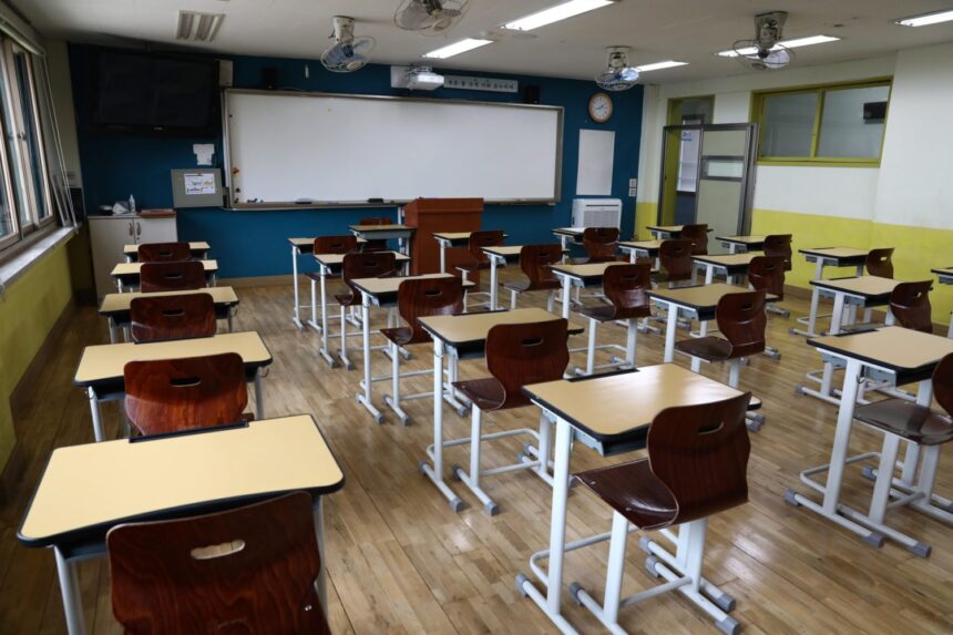 Salón de clases vacío de una escuela pública en Florida ilustrando los recortes de personal educativo.