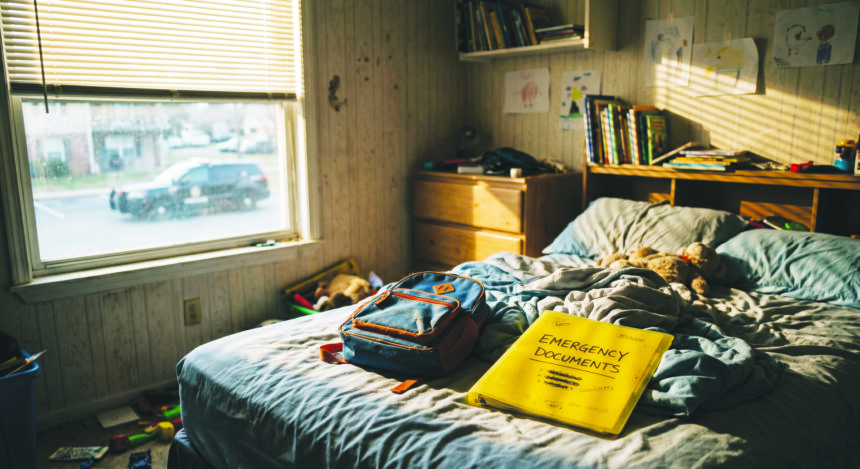Habitación infantil vacía con una carpeta de documentos de emergencia sobre la cama, simbolizando a los niños separados de sus padres.
