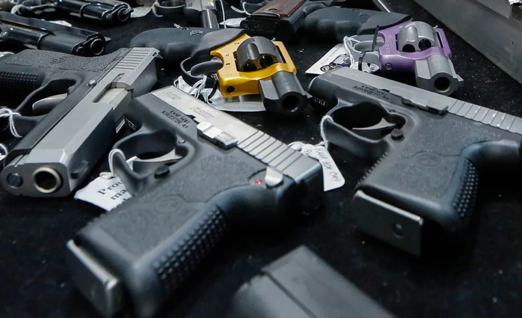 ¿Armas por Correo? La Verdad sobre USPS y el Envío de Pistolas 