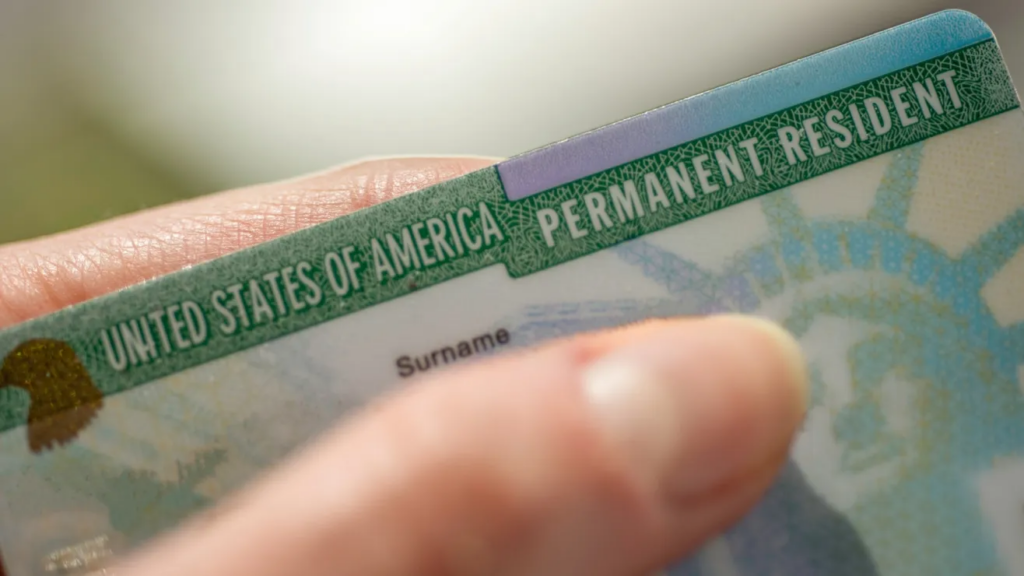 ¿Adiós al Ajuste de Estatus? Nueva Regla de USCIS Obliga a Tramitar la Green Card Fuera de EE. UU.