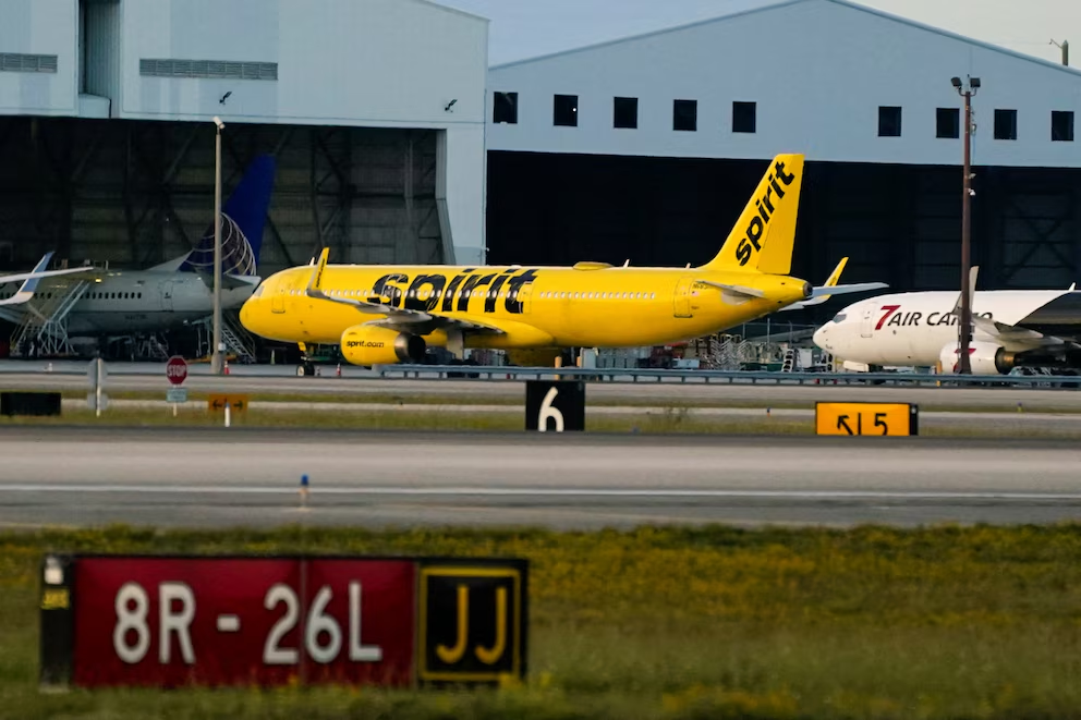 Caos en Fort Lauderdale por Cierre de Spirit: Guía de Reembolsos y Vuelos de Rescate
