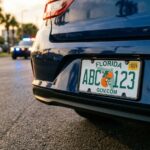 Placas en Florida: Lo que es legal, lo que te costará una multa y el mito de las cubiertas