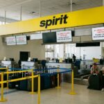 Caos en Fort Lauderdale por Cierre de Spirit: Guía de Reembolsos y Vuelos de Rescate