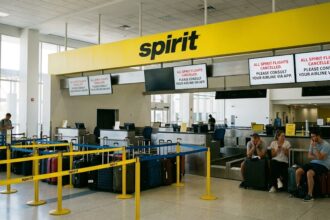 Caos en Fort Lauderdale por Cierre de Spirit: Guía de Reembolsos y Vuelos de Rescate