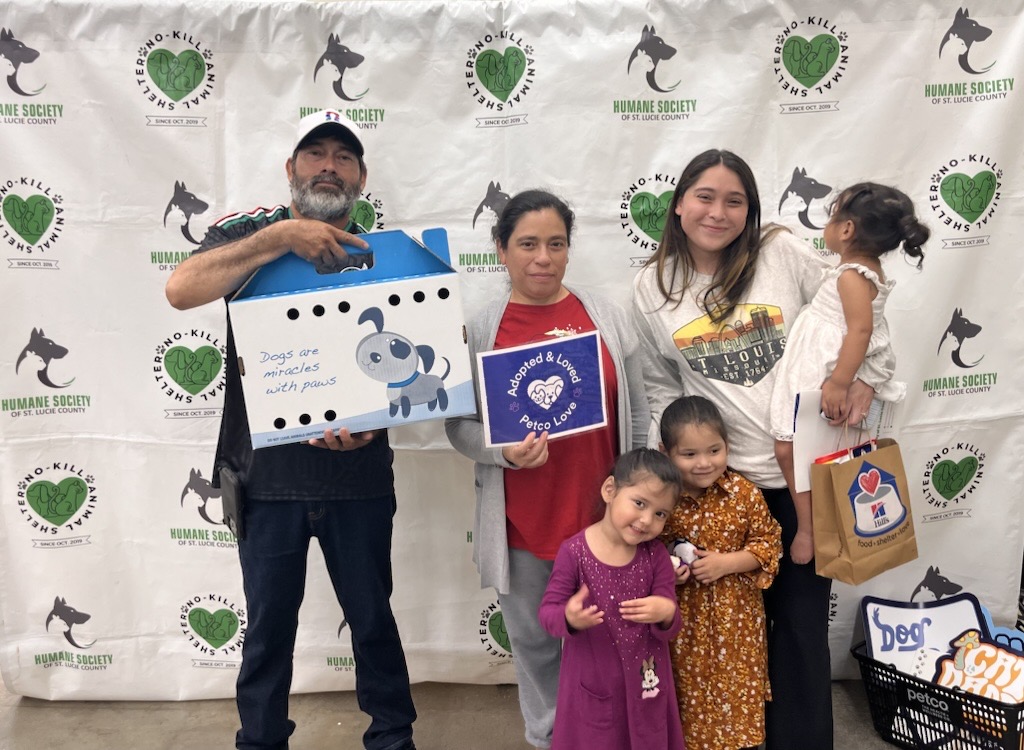 Una familia adopta un perro en Petco St. Lucie West durante el Megaevento de Adopción. Foto cortesía David Gross Photography