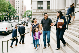 Familia hispana saliendo aliviada de una corte de inmigración tras el fallo que prohíbe arrestos de ICE.