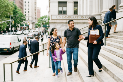 Familia hispana saliendo aliviada de una corte de inmigración tras el fallo que prohíbe arrestos de ICE.