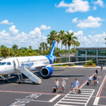 Avión comercial moderno estacionado en la pista del soleado Aeropuerto Regional de Vero Beach en Florida.