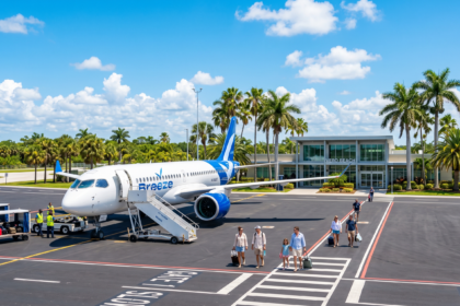 Avión comercial moderno estacionado en la pista del soleado Aeropuerto Regional de Vero Beach en Florida.