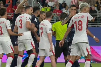 ¡Adiós al secreto! La regla FIFA que le costó el partido a Almirón