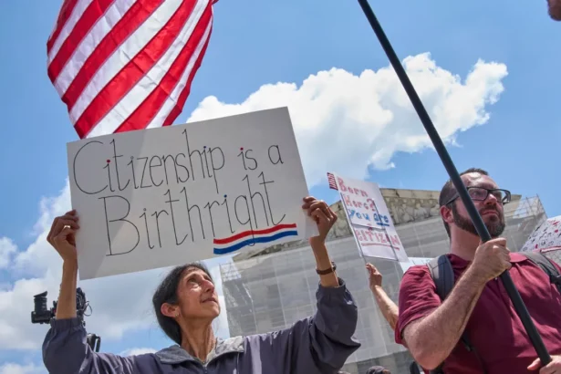 ¿Ciudadanía por nacimiento a salvo? El fallo que frena los planes de Trump