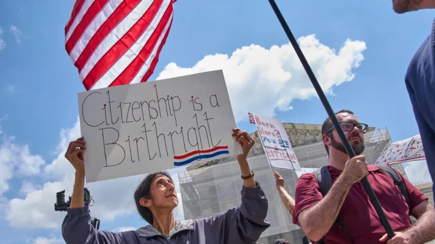 ¿Ciudadanía por nacimiento a salvo? El fallo que frena los planes de Trump