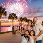 Familia hispana celebrando el 4 de julio en el Sur de Florida bajo un cielo iluminado por fuegos artificiales patrióticos.