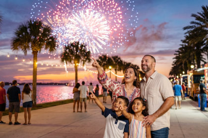 Familia hispana celebrando el 4 de julio en el Sur de Florida bajo un cielo iluminado por fuegos artificiales patrióticos.