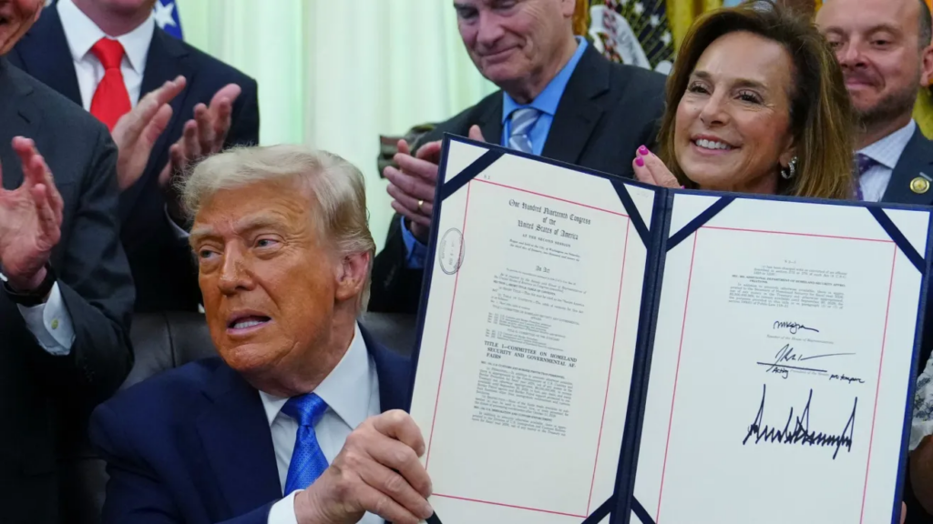 ¿Blindaje antiasilo? Trump firma la Secure America Act y otorga miles de millones a ICE y CBP