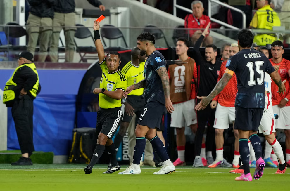 ¡Adiós al secreto! La regla FIFA que le costó el partido a Almirón