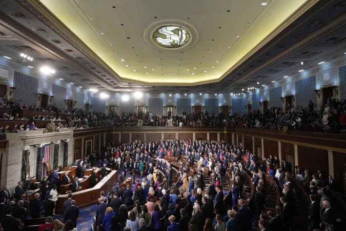 ¿Freno a la guerra? El Congreso desafía a Trump por Irán