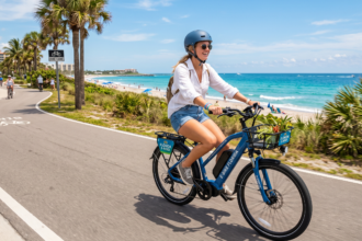 Uso de Bicicletas Eléctricas en Palm Beach y Costa del Tesoro