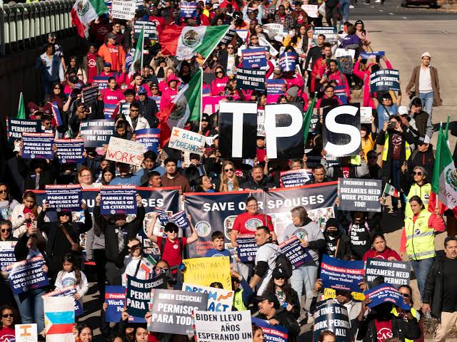 ¡Respiro legal! Juez frena cambios de USCIS en permisos de trabajo