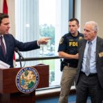 Michael Caruso, Secretario de los Tribunales del Condado de Palm Beach, fue arrestado y suspendido de su cargo por el gobernador Ron DeSantis.