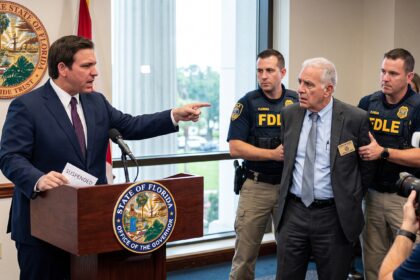 Michael Caruso, Secretario de los Tribunales del Condado de Palm Beach, fue arrestado y suspendido de su cargo por el gobernador Ron DeSantis.