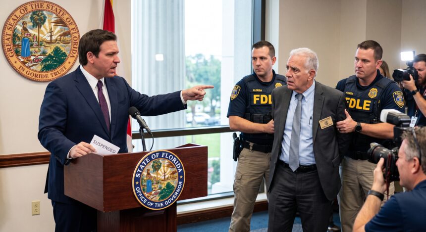 Michael Caruso, Secretario de los Tribunales del Condado de Palm Beach, fue arrestado y suspendido de su cargo por el gobernador Ron DeSantis.