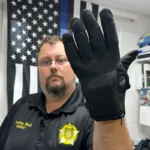 ICE firma contrato de $16.7 millones por 6,000 guantes de descarga eléctrica para agentes