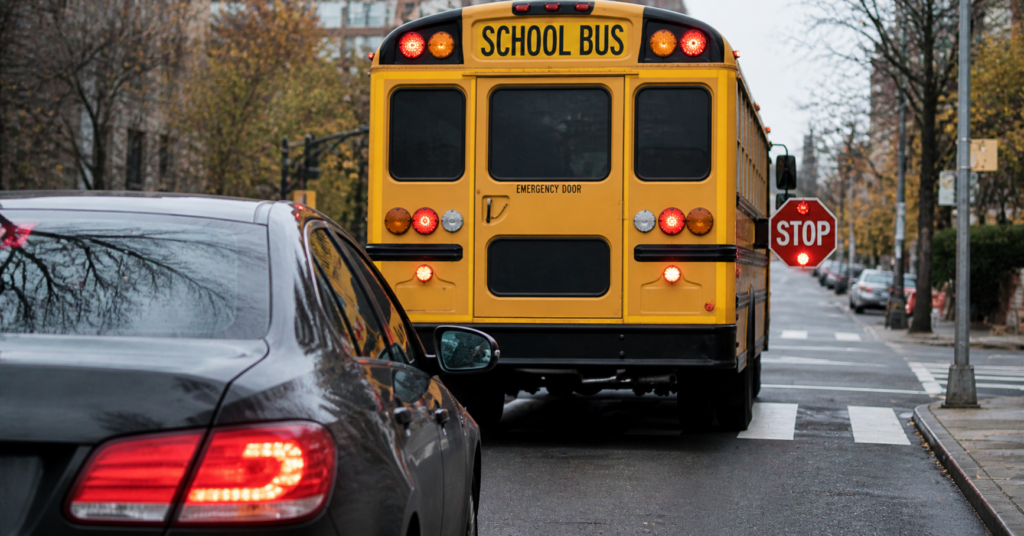 Alerta para conductores por regreso a clases: esta infracción puede costar $1,000 y seis puntos en la licencia. Crédito: Imagen creada con AI | Impremedia