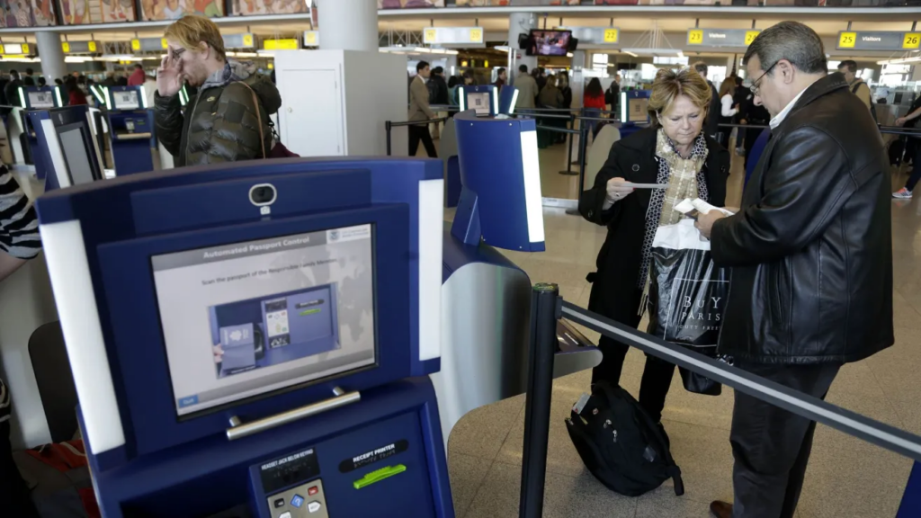 Trampa migratoria: Viajar con Advance Parole y el veto de 10 años