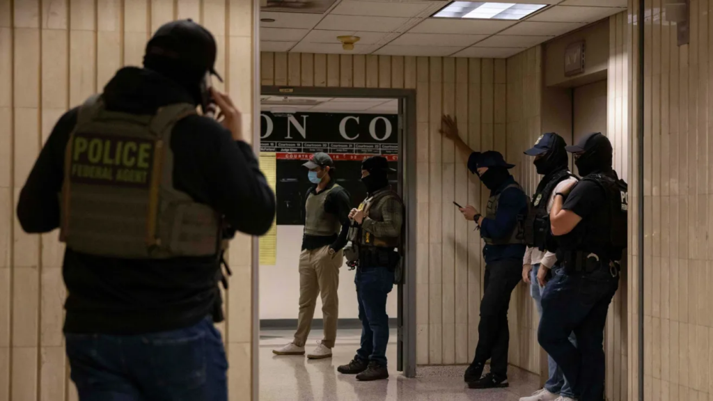 El largo brazo de ICE: Multas de hasta $1.8 millones persiguen a inmigrantes fuera de EE.UU.
