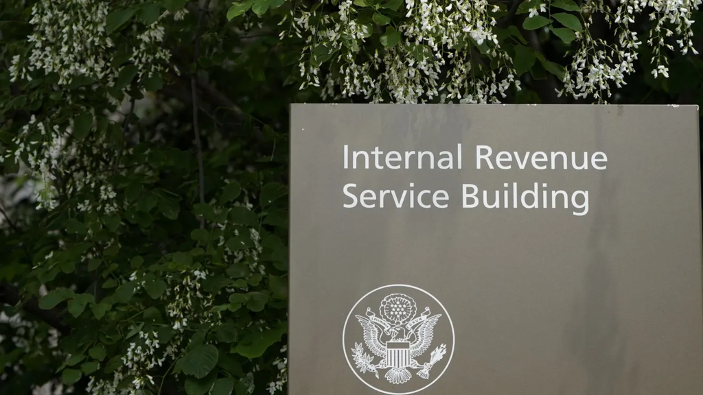 Tribunal frena al IRS por compartir datos fiscales con ICE y complica la ofensiva de Trump
